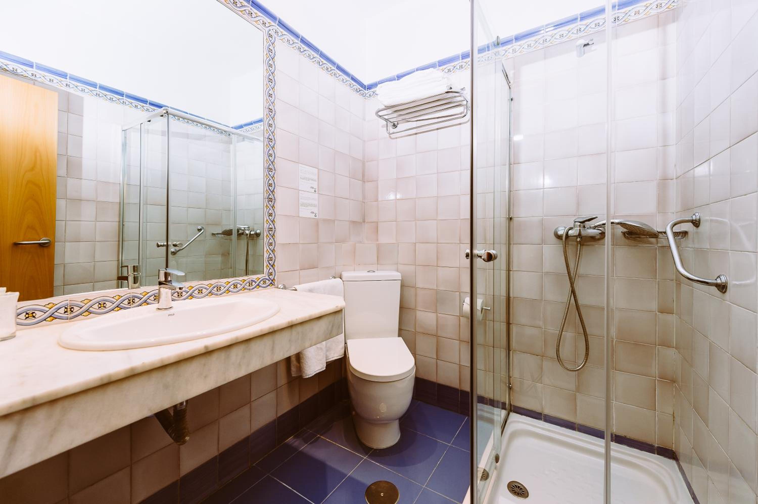 basic hotel dona manuela