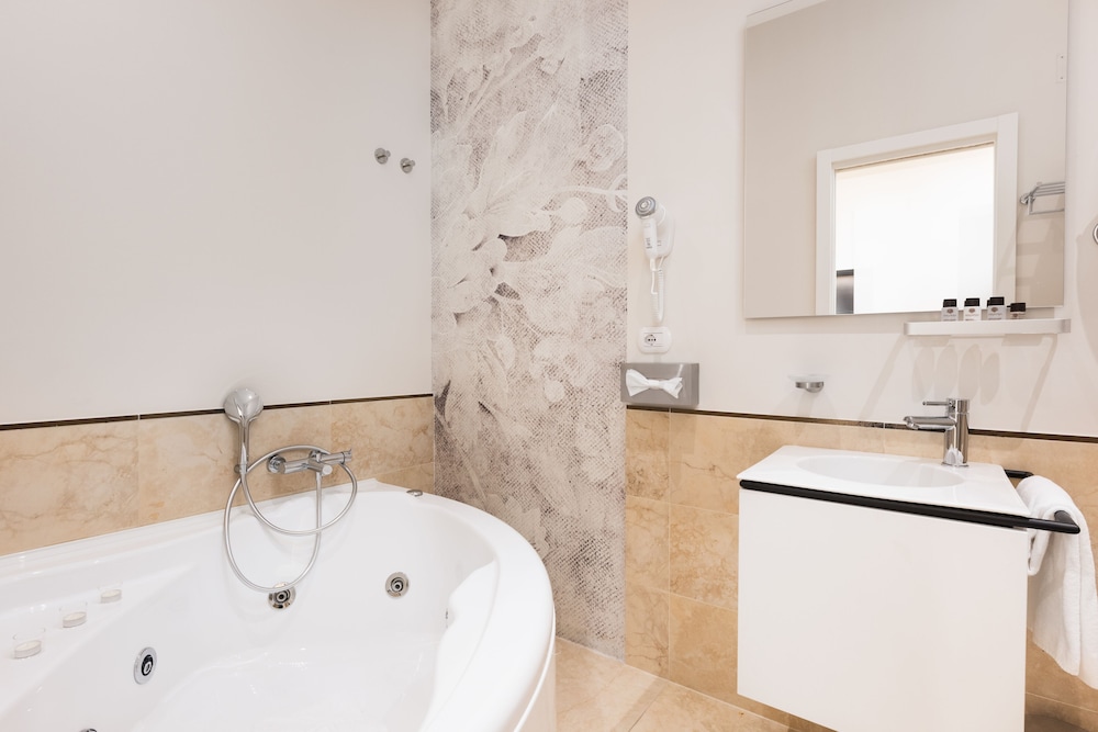 at 41 luxury suites and rooms
