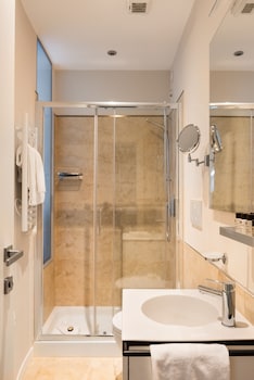 at 41 luxury suites and rooms