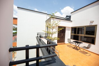 washington court deluxe one bedroom apartment