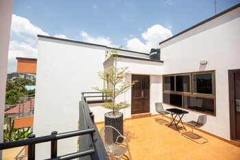 washington court deluxe one bedroom apartment