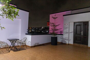 washington court deluxe one bedroom apartment