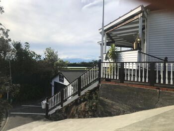 bluff hill lighthouse bandb