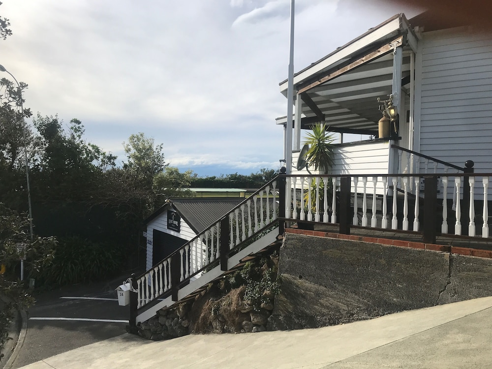 bluff hill lighthouse bandb