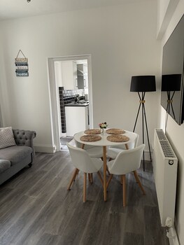 impeccable 2 bed apartment in eastbourne