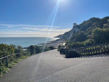 impeccable 2 bed apartment in eastbourne