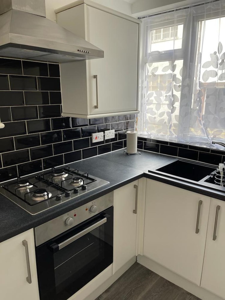 impeccable 2 bed apartment in eastbourne
