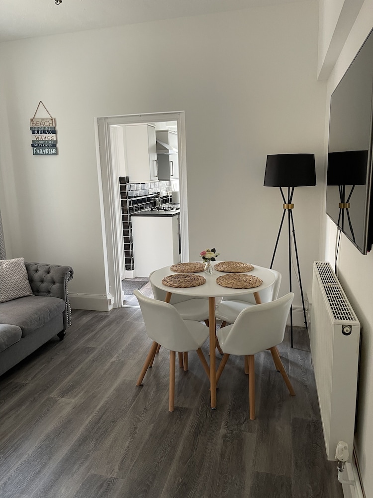 impeccable 2 bed apartment in eastbourne