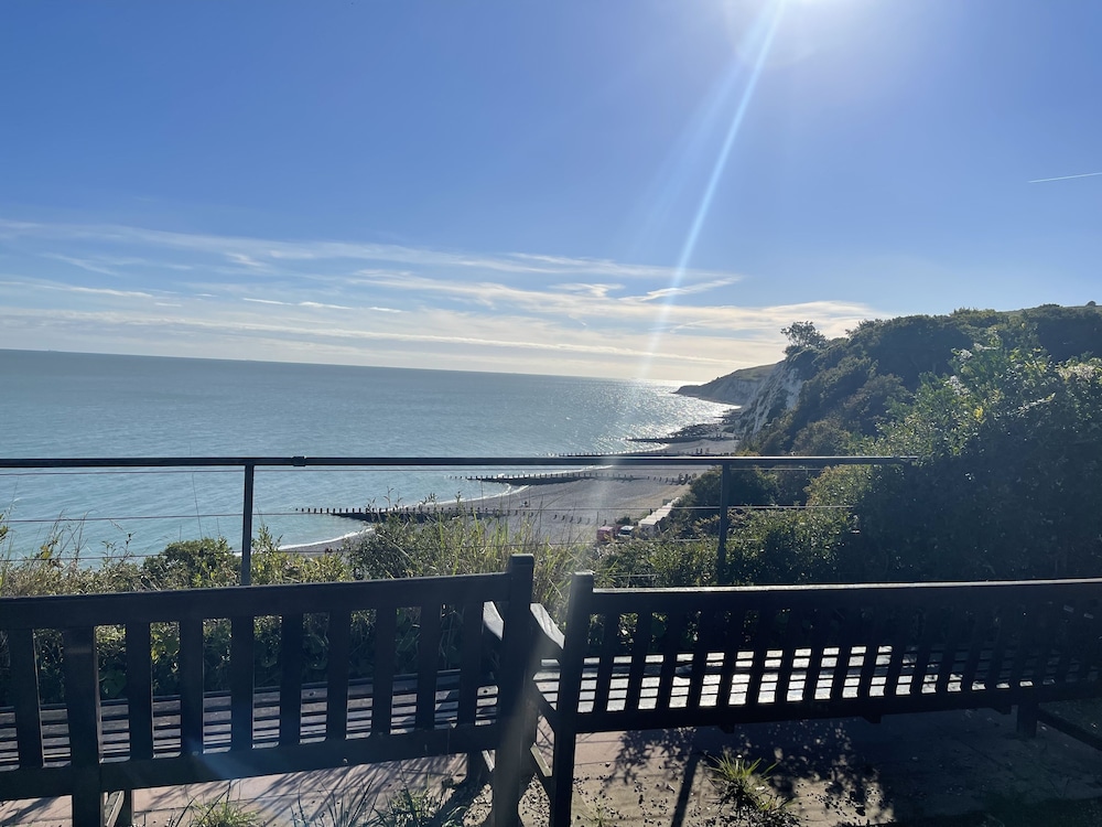 impeccable 2 bed apartment in eastbourne