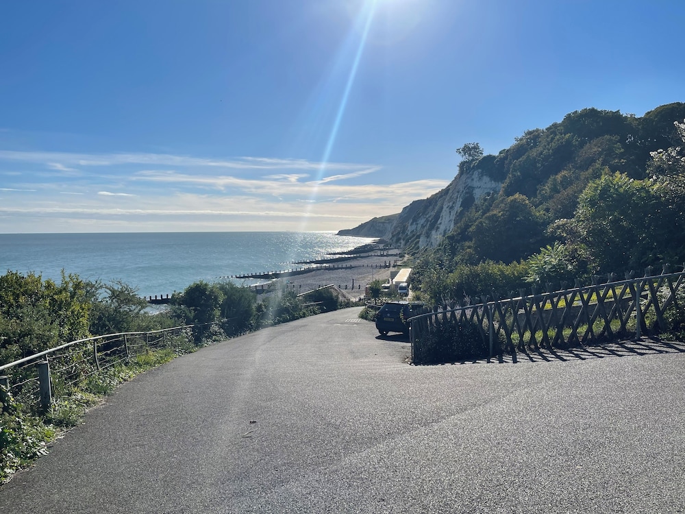 impeccable 2 bed apartment in eastbourne