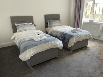 impeccable 2 bed apartment in eastbourne