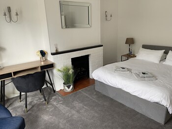 impeccable 2 bed apartment in eastbourne