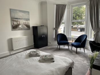 impeccable 2 bed apartment in eastbourne
