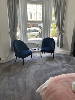 impeccable 2 bed apartment in eastbourne