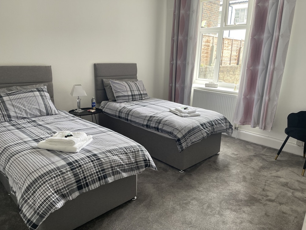 impeccable 2 bed apartment in eastbourne