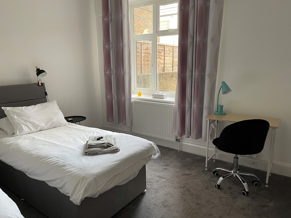 impeccable 2 bed apartment in eastbourne