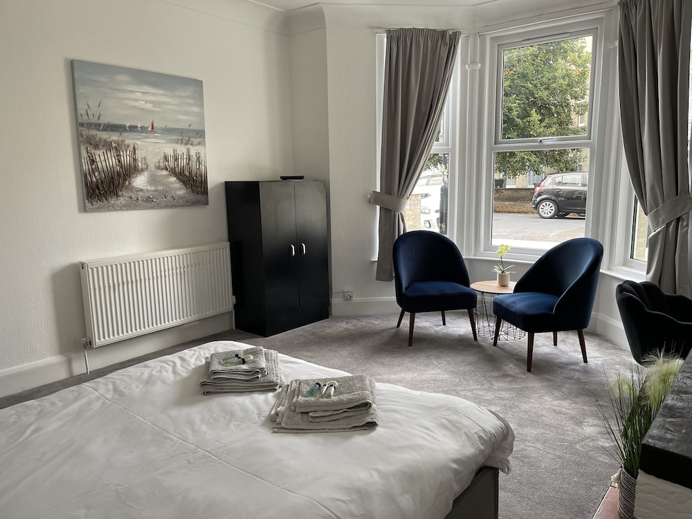 impeccable 2 bed apartment in eastbourne