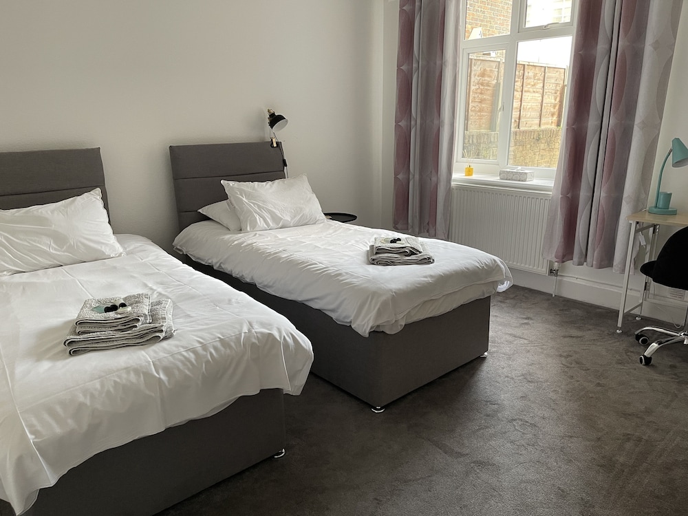 impeccable 2 bed apartment in eastbourne