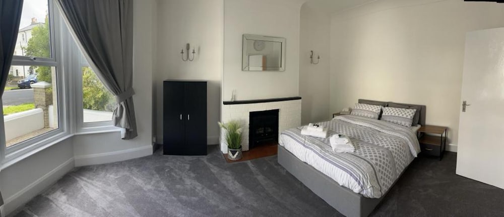 impeccable 2 bed apartment in eastbourne