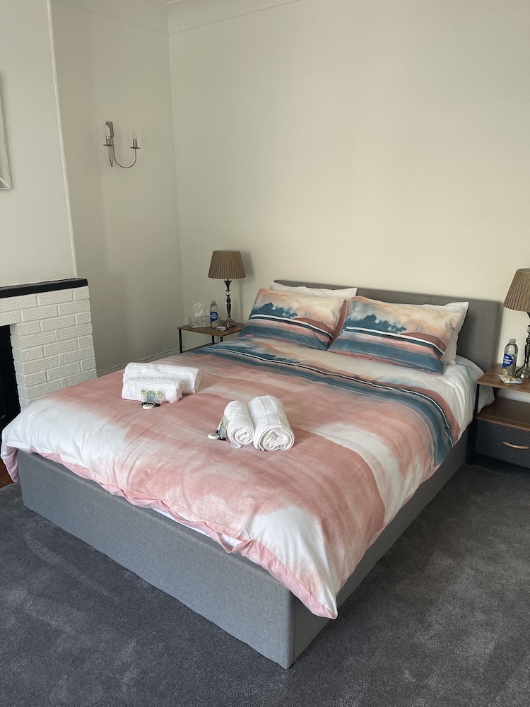 impeccable 2 bed apartment in eastbourne