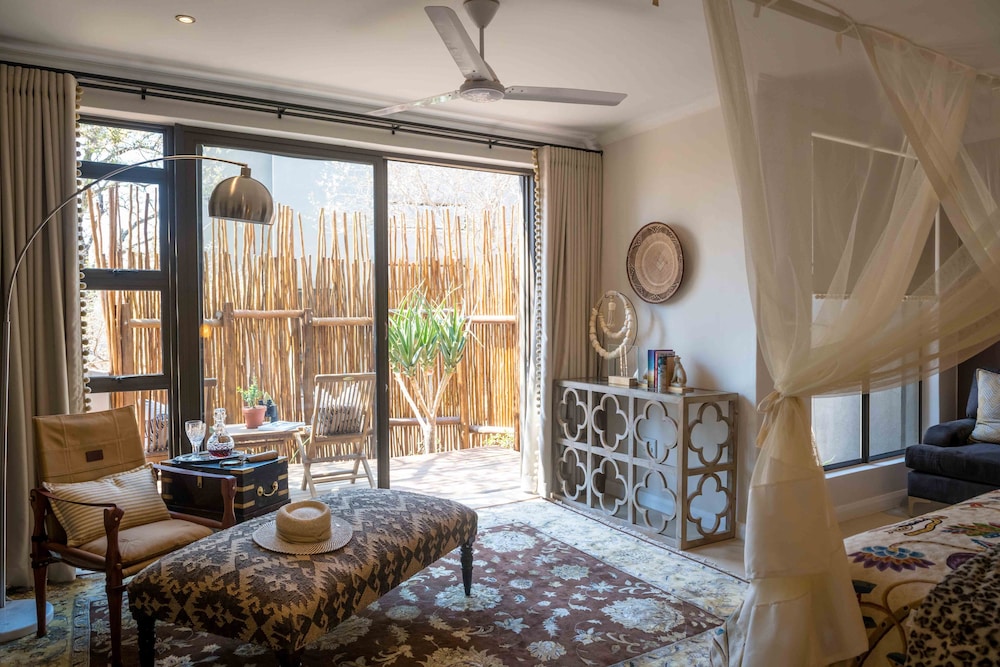 safari moon luxury bush lodge