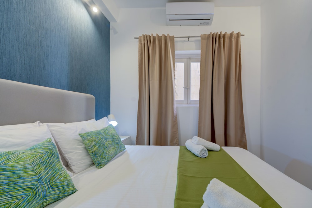 tritoni harbour suites