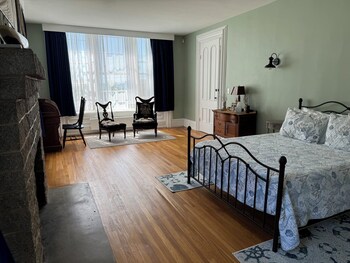 captain sweetsers inn