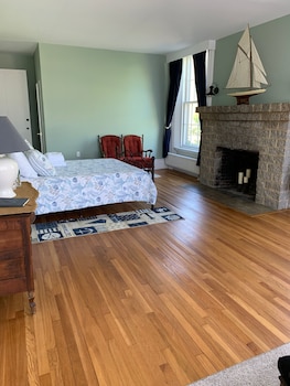 captain sweetsers inn