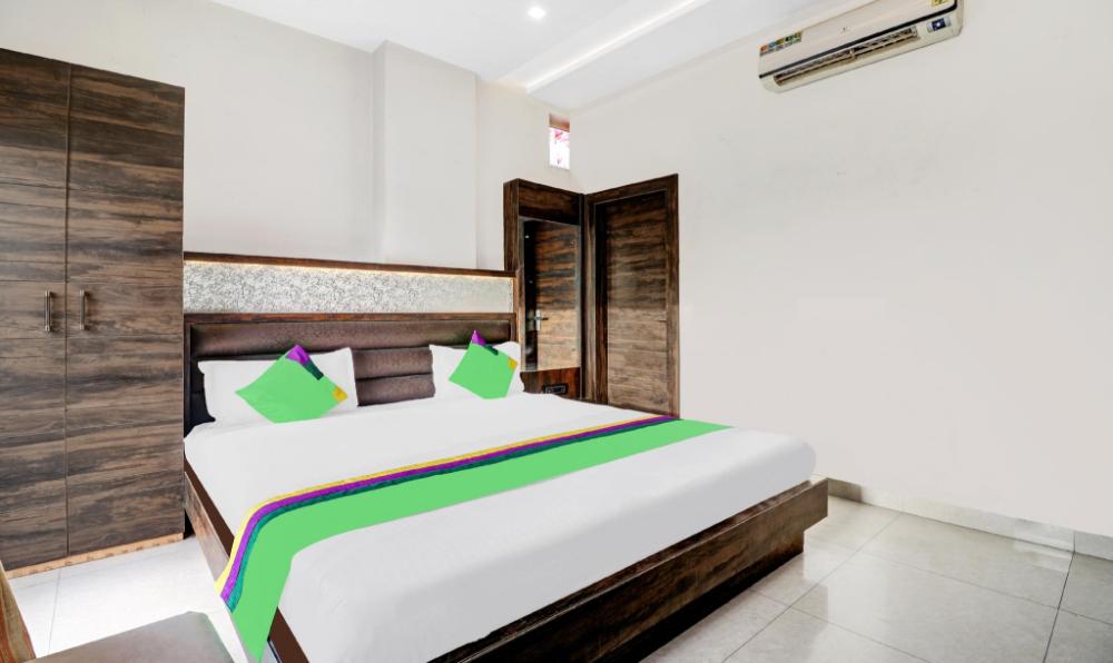 itsy hotels anjali mahal 500 mtrs from mathura railway station