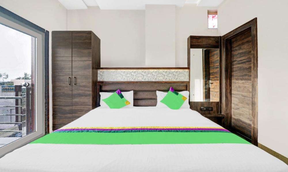 itsy hotels anjali mahal 500 mtrs from mathura railway station