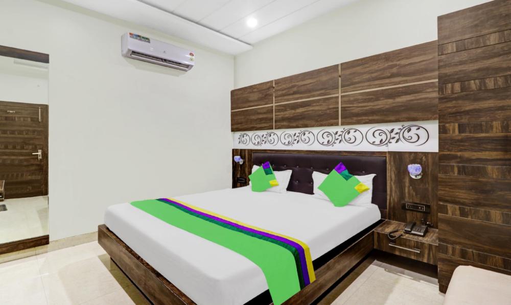 itsy hotels anjali mahal 500 mtrs from mathura railway station