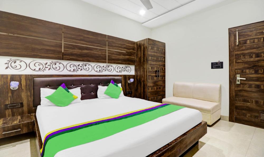 itsy hotels anjali mahal 500 mtrs from mathura railway station