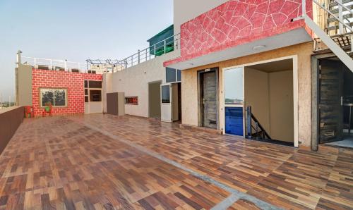 itsy hotels anjali mahal 500 mtrs from mathura railway station