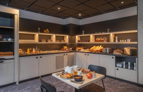 Kyriad Tour Sud - Ballan Mire,Za La Chataigneraie Rue Du Sirocco,3 star