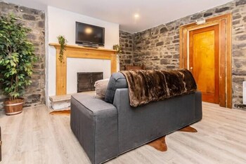 modern meets rustic 2 bdrm old quebec