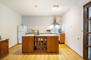 lovely 5 bed authentic house in the arbanasi