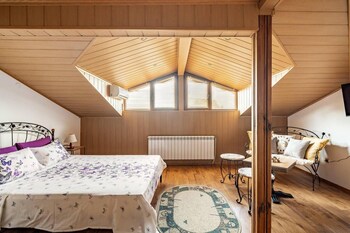 lovely 5 bed authentic house in the arbanasi