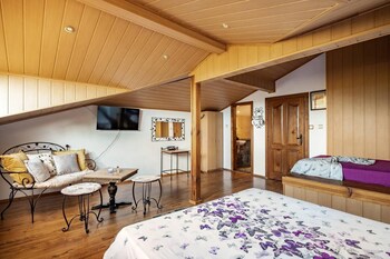 lovely 5 bed authentic house in the arbanasi