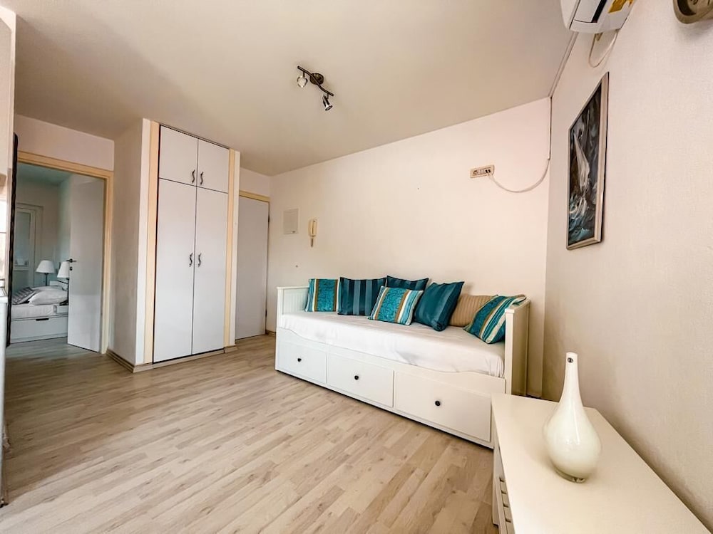 central apartment bol