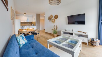 sun and snow lets sea baltic park