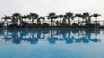 crowne plaza zhongshan wing on city by ihg