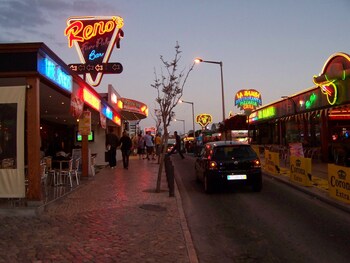 iconic apartment with 2 bedrooms and full kitchen 2 apts by redawning