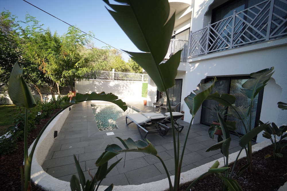 icon beach suites hotel
