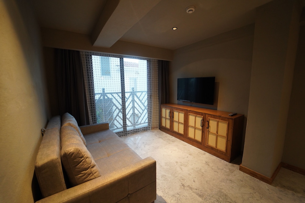 icon beach suites hotel