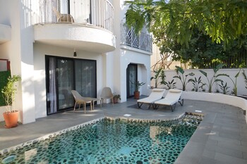 icon beach suites hotel