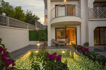 icon beach suites hotel