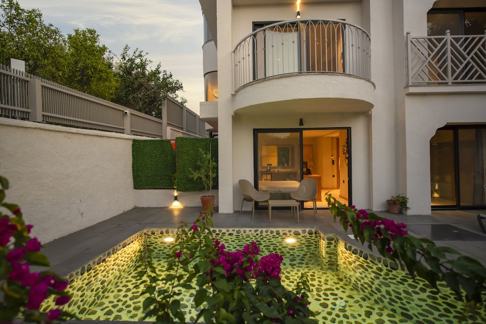 icon beach suites hotel