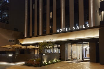 hotel sails