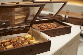 hotel sails