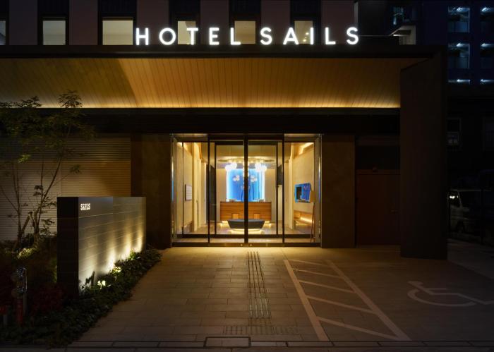 hotel sails